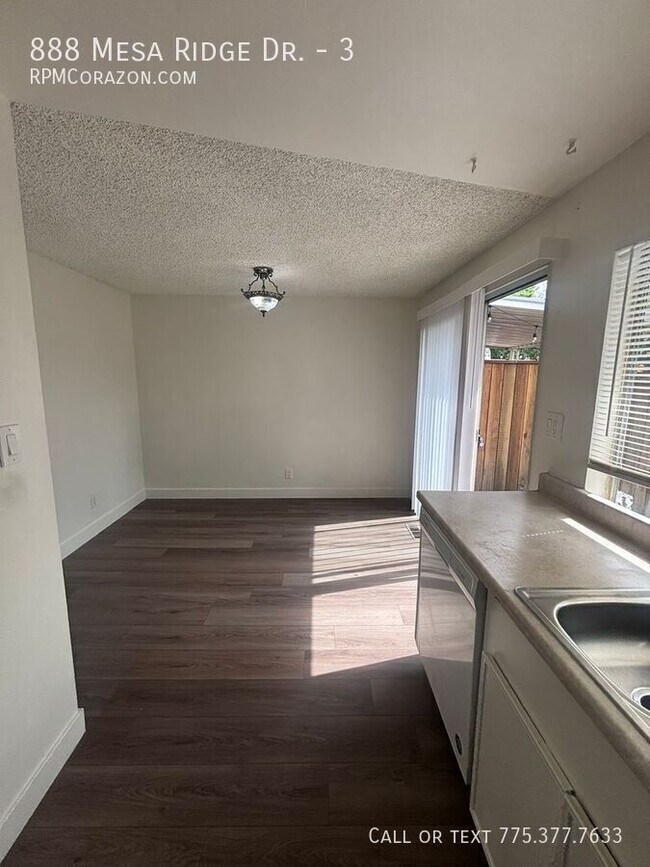 Foto del edificio - 888 Mesa Ridge Dr