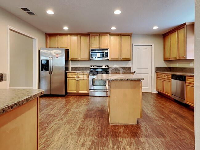 Building Photo - 3233 Silverado Cir