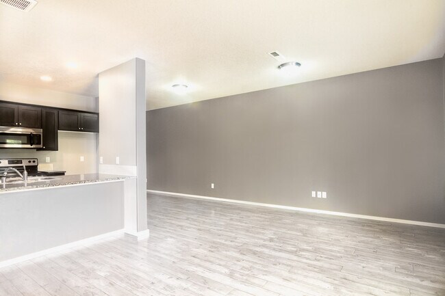Sala de estar - 1435 NE 82nd Dr