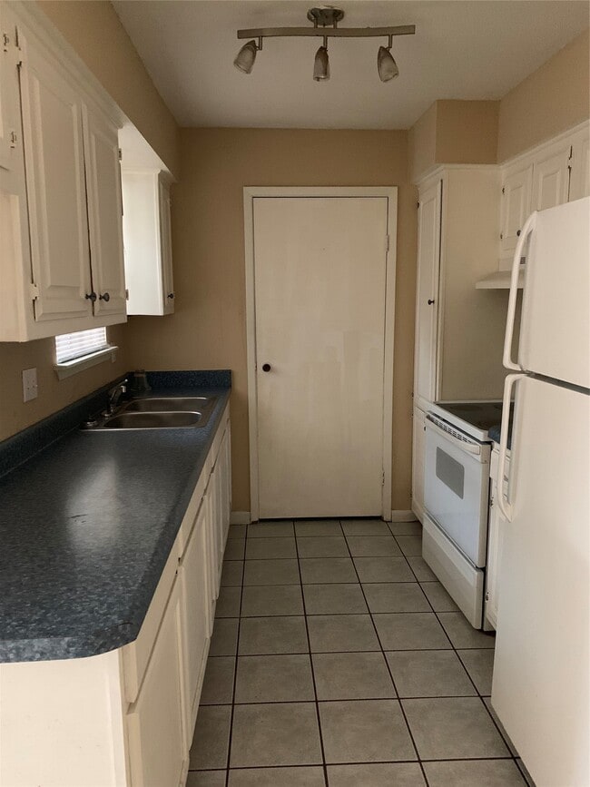 Building Photo - 13480 S Thorntree Dr