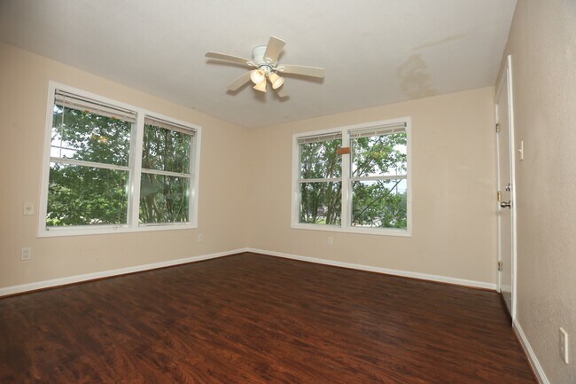 Building Photo - 256 E Pecan Ln