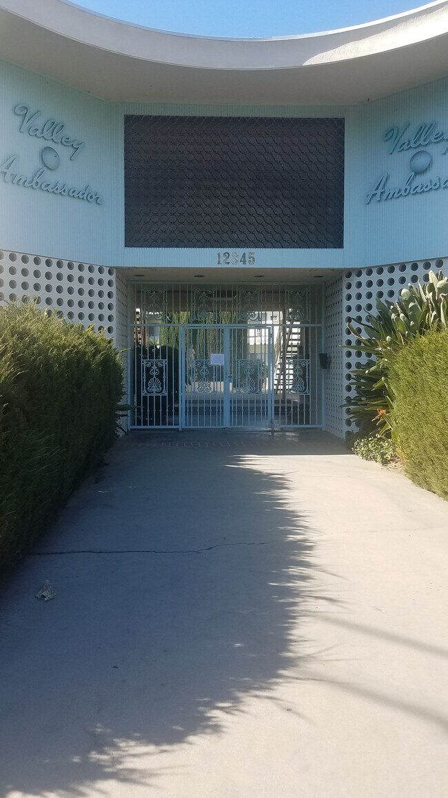 Foto del edificio - 12345 Magnolia Blvd