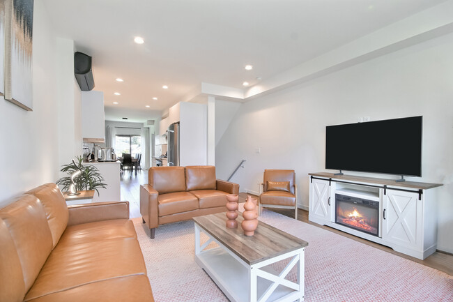 Sala de estar completa - 3025 62nd Ave SW