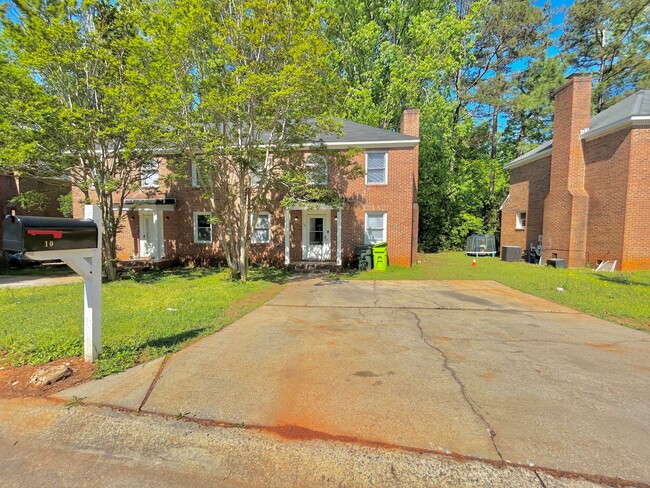 Building Photo - 10 Crescent Ln