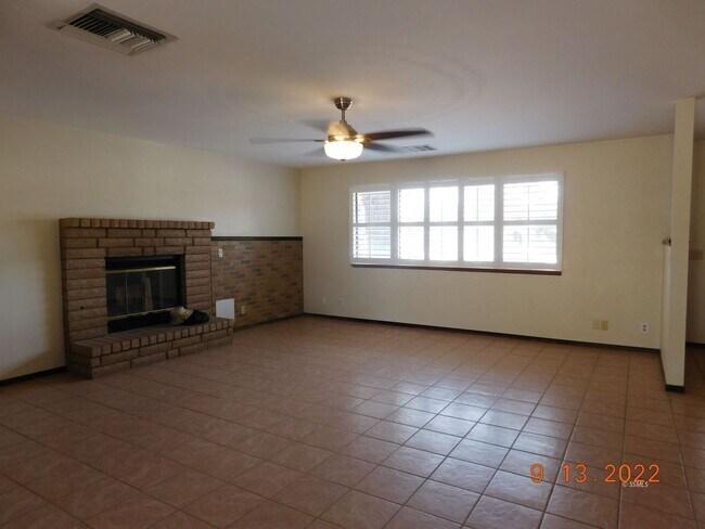 Foto del edificio - 330 E Wilson Ave