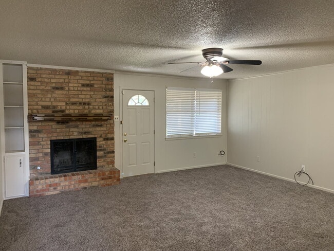 Building Photo - Beautiful Home in a Well Established Neigh...