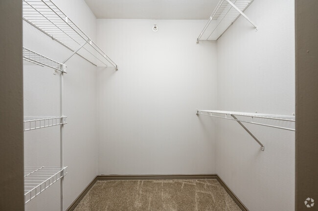1BR, 1BA - 709SF - Closet - River Ridge Apartments