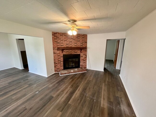 Building Photo - 3 Bed | 1 Bath | Detached Garage