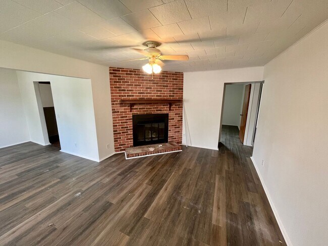 Foto del edificio - 3 Bed | 1 Bath | Detached Garage