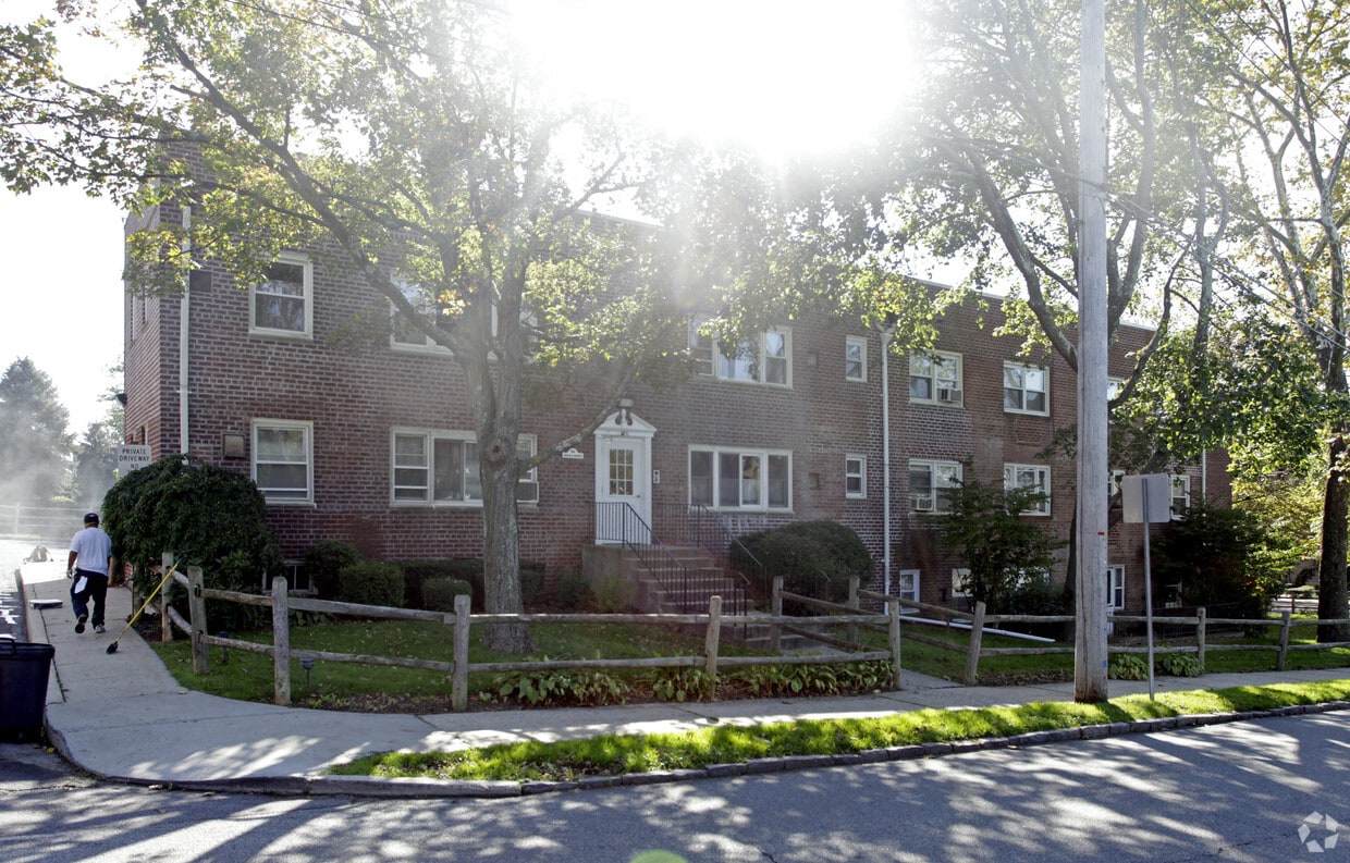 Crestwood Manor Apartments in Eastchester, NY