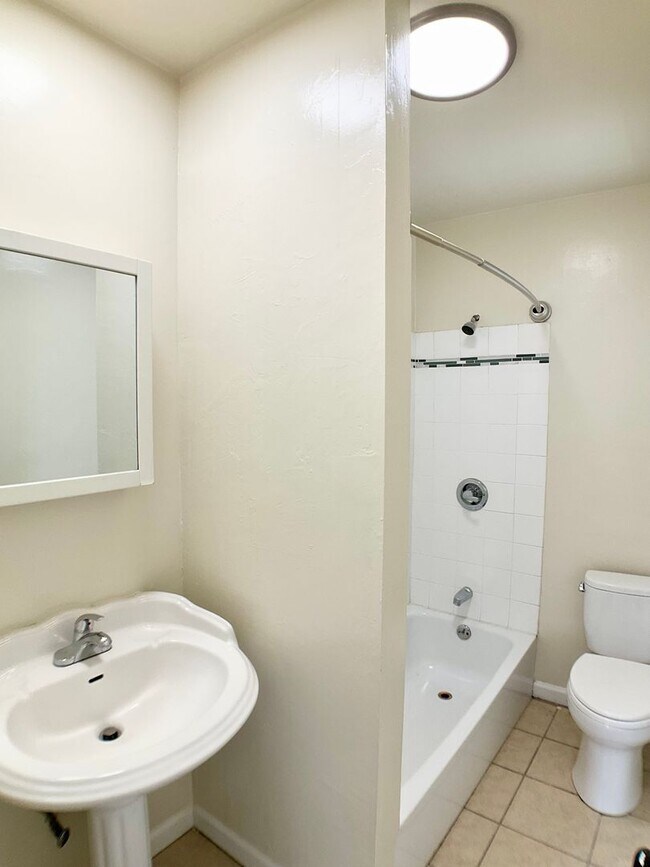Foto del edificio - TOP FLOOR, Corner Studio. Hardwood Floors!...