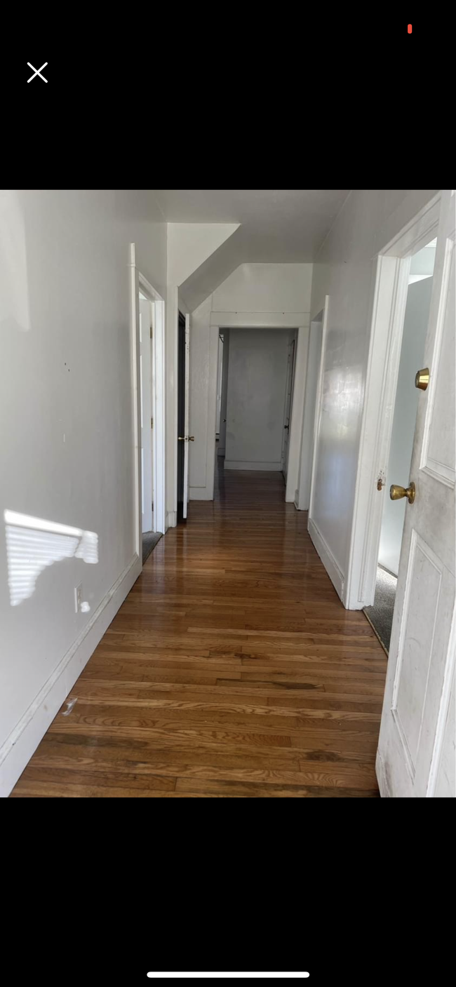 Hallway between the bedrooms and the bathrooms - 147 Allen St