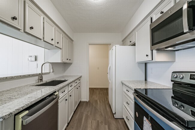 Foto del edificio - 3311 Palm Desert Ln