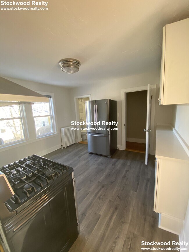 Building Photo - 1382 River St