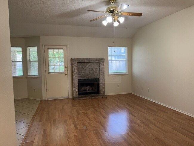 Foto del edificio - 4203 Bluestem Ln