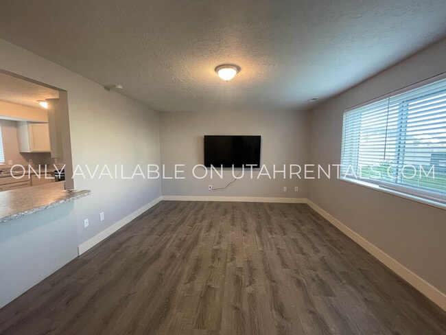 Building Photo - 1737 W Garden Dr