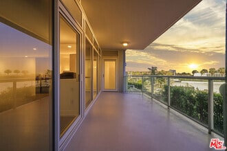 Building Photo - 13600 Marina Pointe Dr