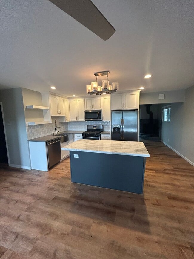 Building Photo - Beautiful 3 Bedroom/2 Bath Single Family H...