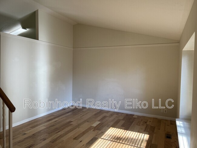 Foto del edificio - 2324 Sierra Dr