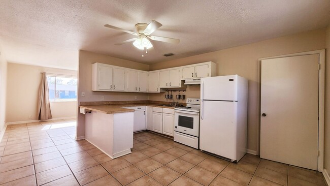 Foto del edificio - Clean & Cozy 3 bed/1 bath home with spacio...