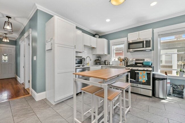 Building Photo - 257 E Cottage St