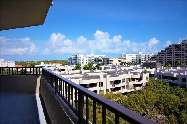 Foto del edificio - 151 Crandon Blvd