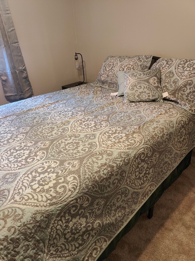 Dormitorio con cama tamaño queen - 315 McBrien Rd