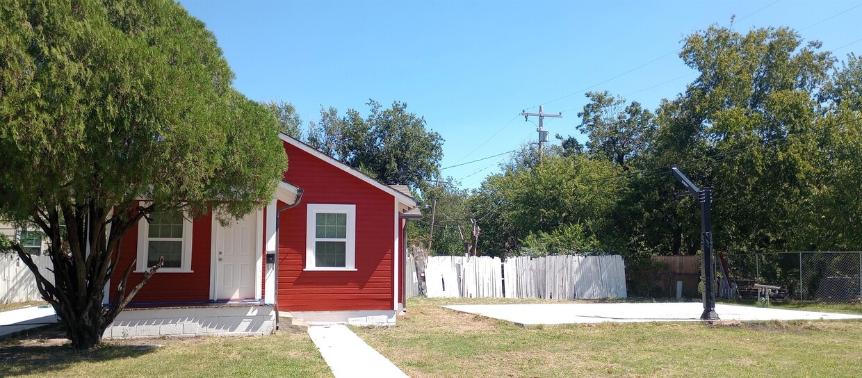 Primary Photo - 9212 N University Ave