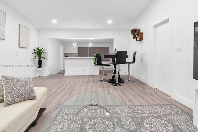 Foto del edificio - 658 SW 1st Ct