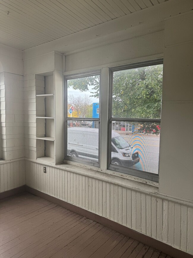 Building Photo - Newly Renovated 2 bedroom/1 bath Apartment!