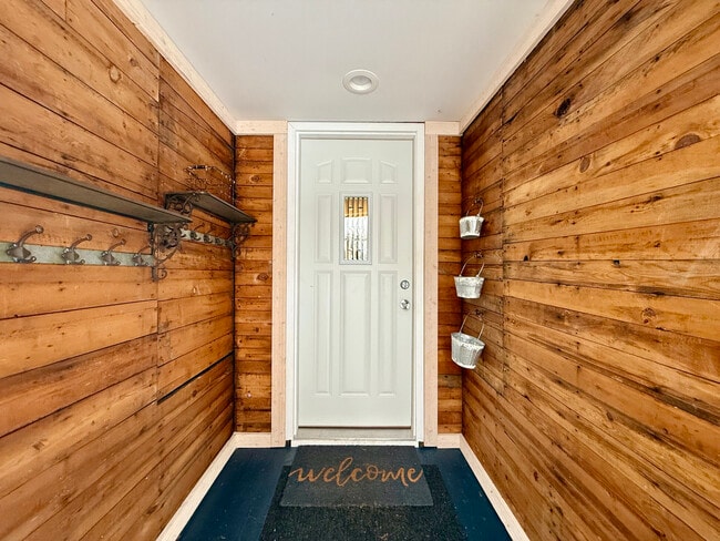 Building Photo - 717 Warner Ave