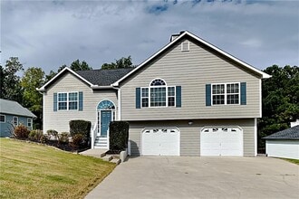 Building Photo - 42 Oak Springs Ln