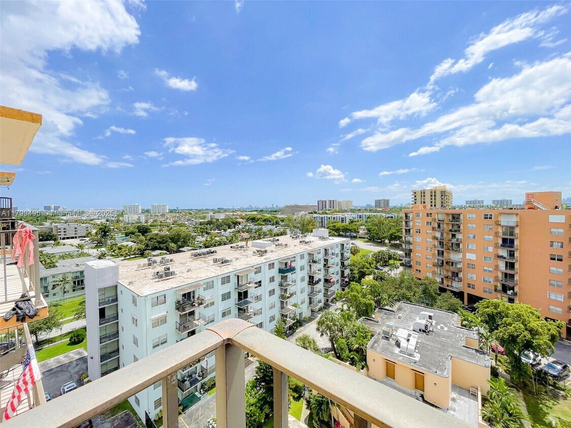 Foto principal - 1470 NE 125th Terrace