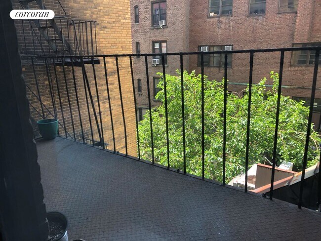 Building Photo - 250 W 72nd St
