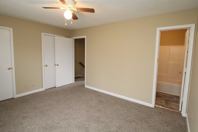 Building Photo - 2447 Caroline Dr
