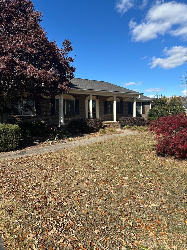 Building Photo - HOME AVALIABLE FOR RENT ON 2 ACRES!