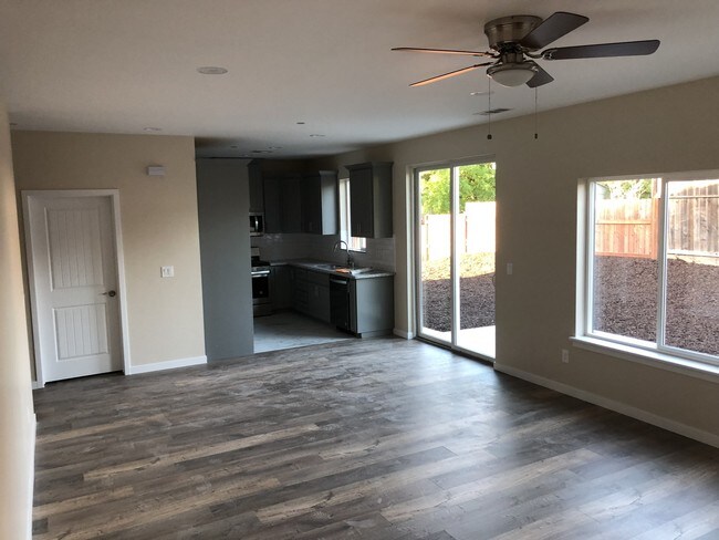 Foto del edificio - 4968 Tyler Street, Unit Left Side