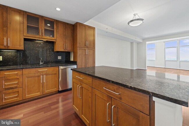 Foto del edificio - 8220 Crestwood Heights Dr