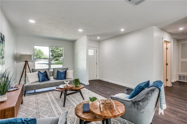 Foto del edificio - 6220 Blarwood Dr