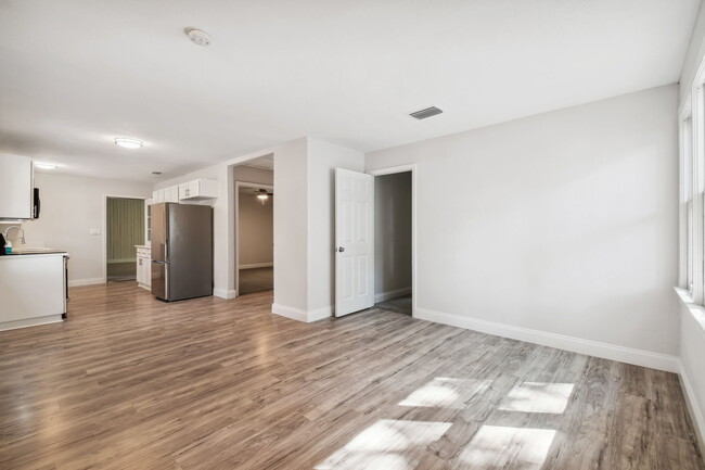Foto del edificio - 5710 Kenwood Ave