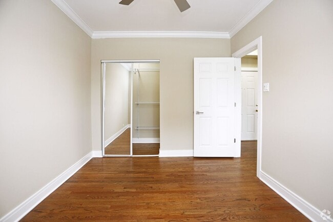 Building Photo - 901 W Argyle St