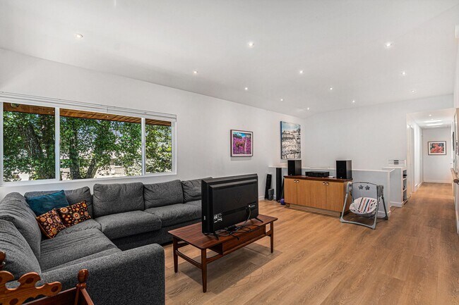 Building Photo - Stunning Remodeled 4 Bedroom Home in Charm...