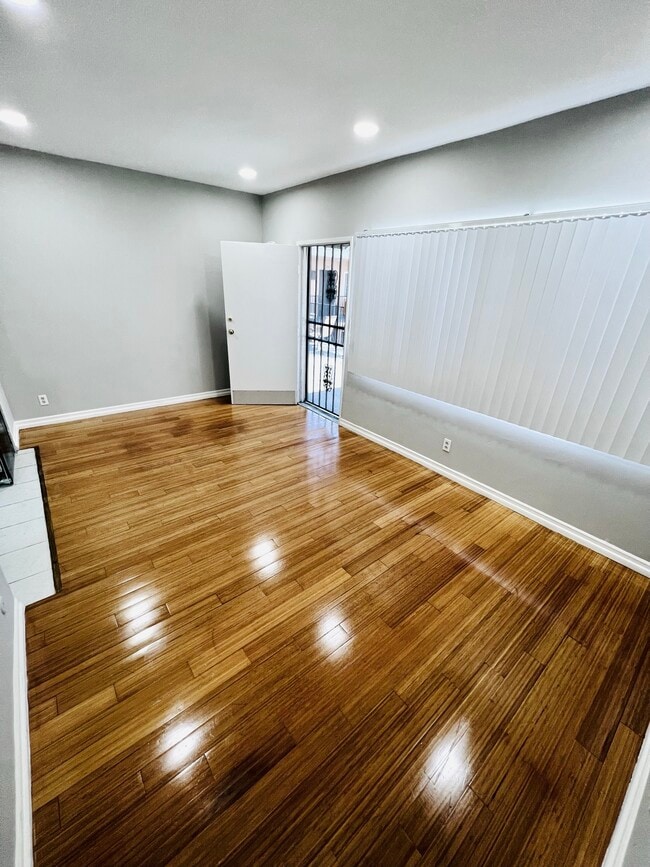 Building Photo - 1314 N Las Palmas Ave