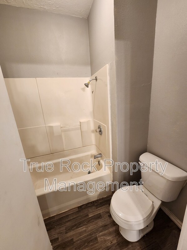 Foto del edificio - 430 W 10th St
