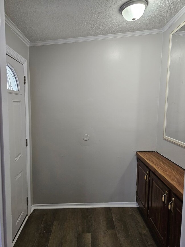 Building Photo - Renovated 3 Bedroom 2 Bath Home- Minutes from Shopping & Restaurants