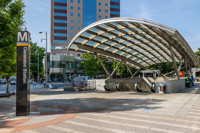 The Clarendon Metro provides convenient transportation to those living in Cherrydale.