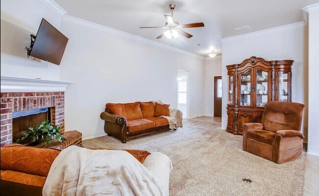Building Photo - Newer 3 bedroom 2 bathroom house in Frensh...