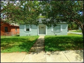 Building Photo - 525 S Oak St