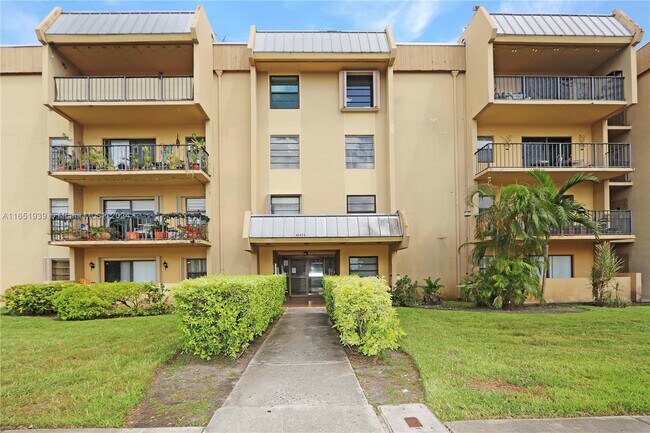 Building Photo - 10431 N Kendall Dr