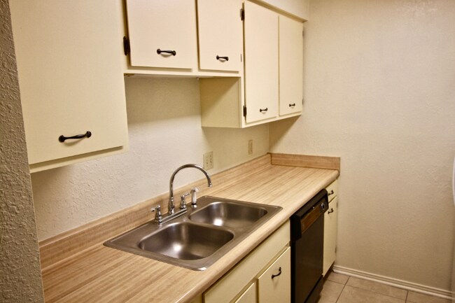 Foto del edificio - 90 Lake Village Blvd
